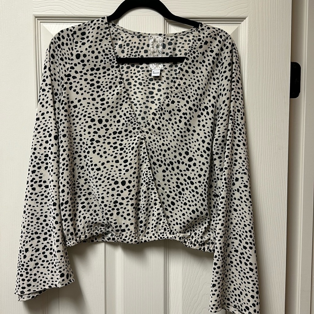 Sadie & Sage cropped, dalmatian -print blouse